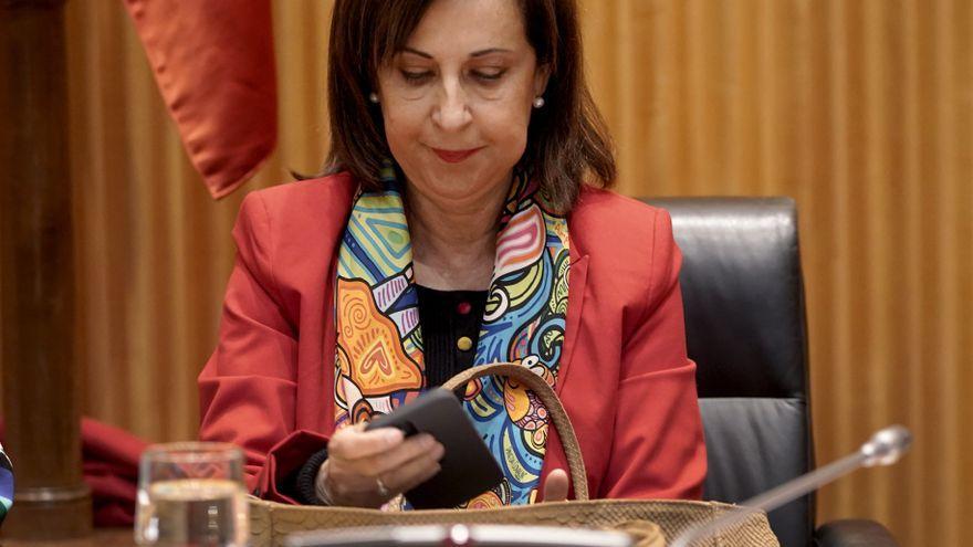 Margarita Robles, ministra de Defensa, consulta su móvil.