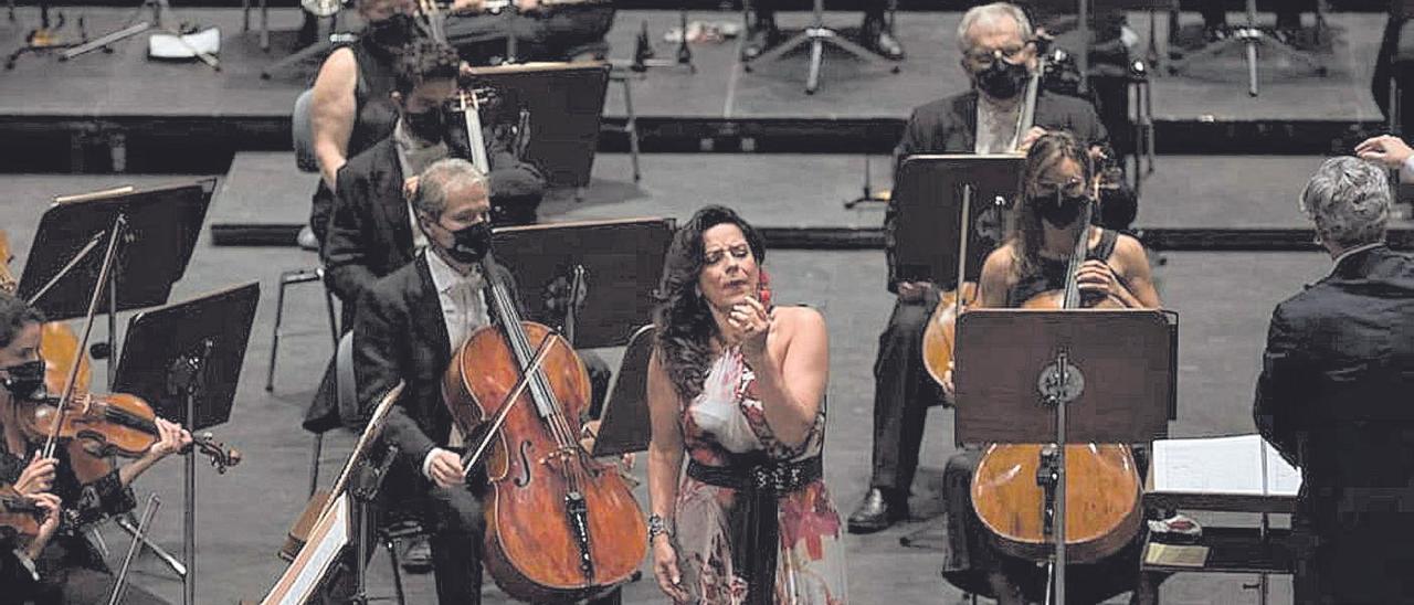 Nancy Fabiola Herrera, durante su actuación con la Sinfónica de Tenerife.