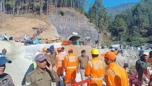 Interrumpido por problemas técnicos el rescate de 41 obreros atrapados en un túnel en la India