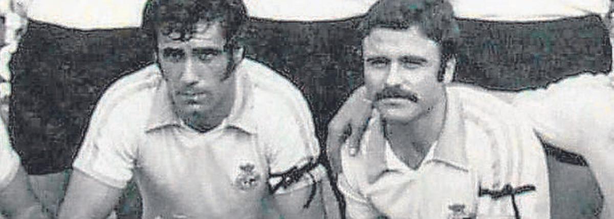Aitor Aguirre y Sergio Manzanera, en 1975, con el brazalete negro.
