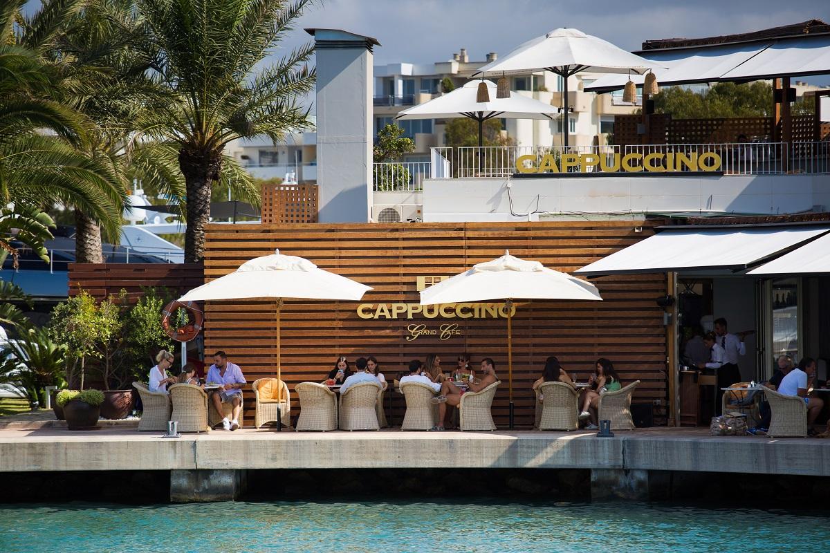 Cappuccino Marina Ibiza está rodeado de mar y ofrece vistas panorámicas a Dalt Vila.