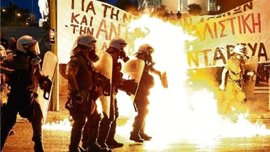 Policies antidisturbis intervenen durant una manifestació de protesta ahir a la nit al centre d&#039;Atenes.