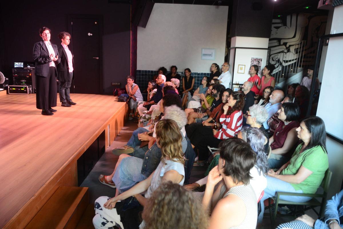 Un momento de la conferencia "performativa" "Metodoloxías carroñeras para corpos invertidos", de VACAburra, con Gena Baamonde y Andrea Quintana