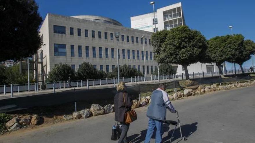 Los usuarios vivieron con normalidad y tranquilidad el último día de gestión privada. En la imagen, un hombre con andador se dirige al hospital con su acompañante.