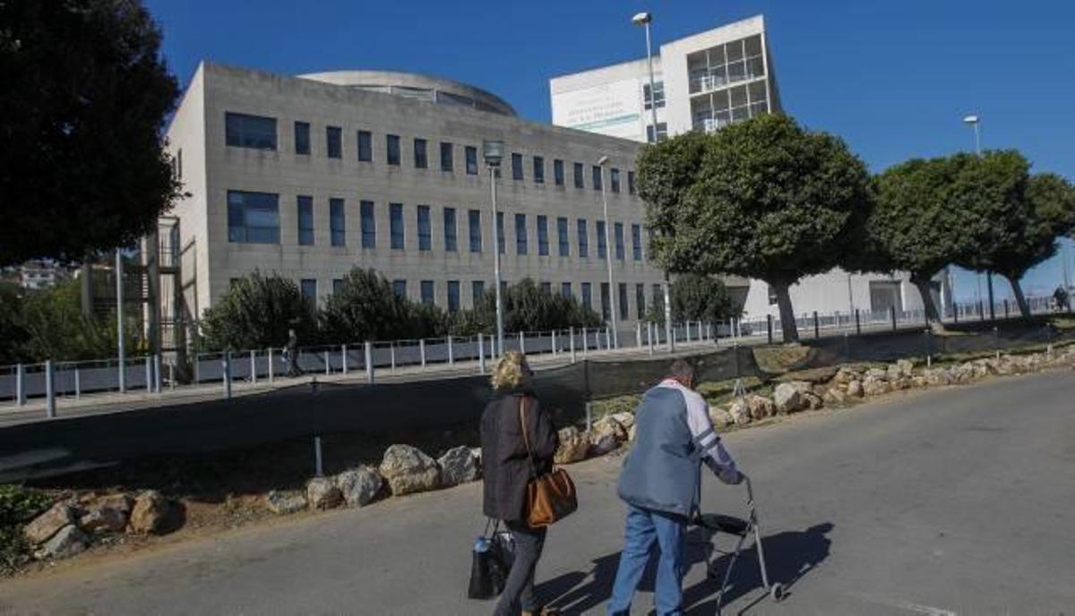 Los usuarios vivieron con normalidad y tranquilidad el último día de gestión privada. En la imagen, un hombre con andador se dirige al hospital con su acompañante.