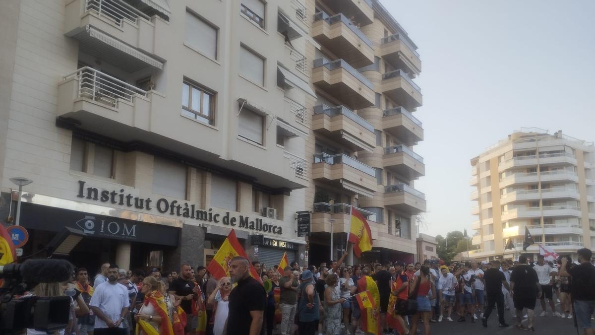 CRISIS MIGRATORIA | Más de 600 manifestantes en Palma contra la «invasión» de migrantes con gritos islamófobos, contra el Rey Pedro Sánchez