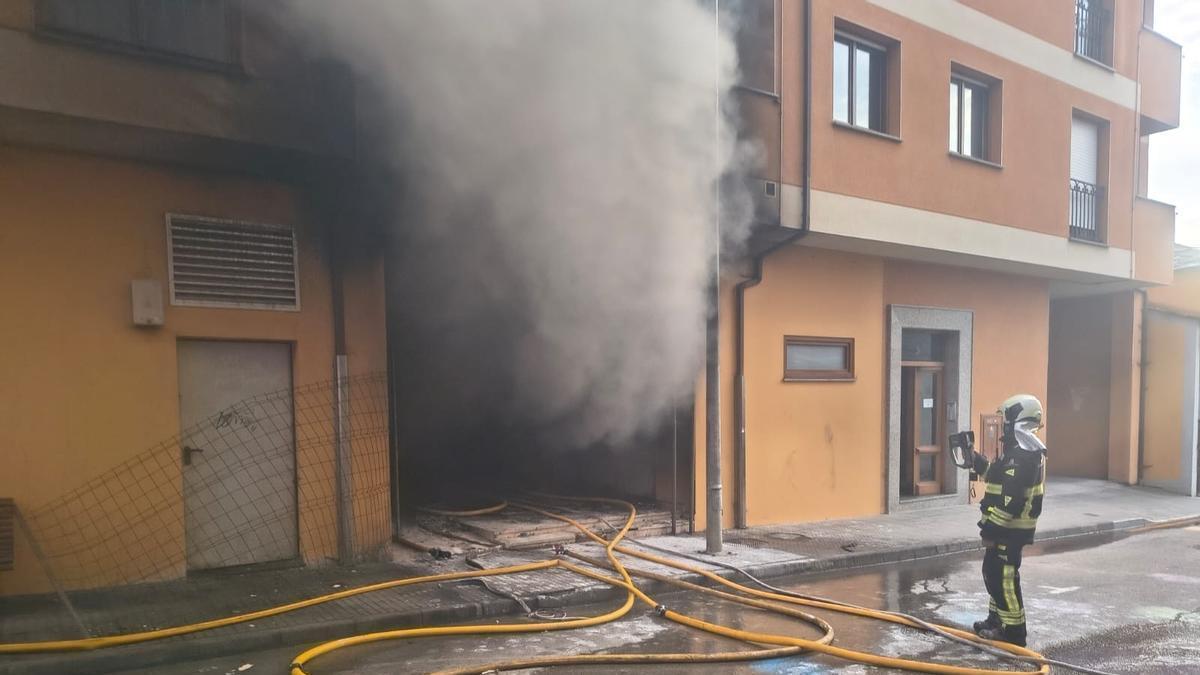 Un bombero asturiano durante la extinción del fuego.