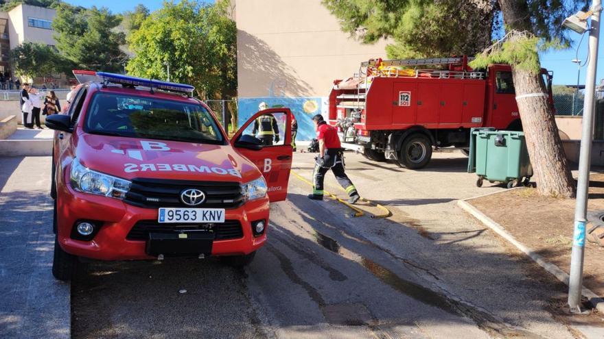 Dotaciones de los Bombers, durante la extinción del incendio en el instituto de Son Severa. | BIEL CAPÓ