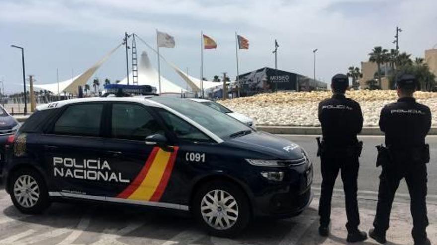 Dos agentes de la Policía Nacional, en el Puerto de Alicante.