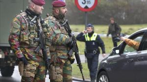 Militares belgas patrullan las inmediaciones de aeropuerto de Zaventem, en Bruselas. 