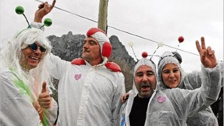 Un grup que es va desplaçar a Bugarach, on s&#039;apuntava que un OVNI aterraria a la muntanya.