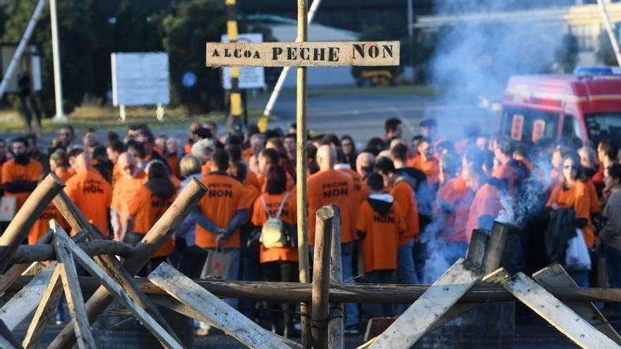 Trabajadores de Alcoa a la entrada de la fábrica de A Coruña.