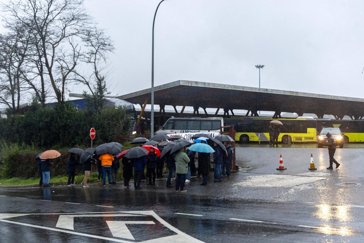 La quinta jornada de huelga de autobuses comienza sin servicios mínimos en Santiago.