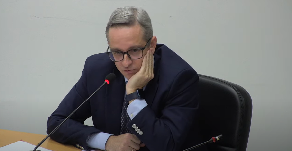 El consejero delegado de la Empresa Municipal de la Vivienda y Suelo (EMVS), Diego Lozano, comparece en la Comisión de Investigación del Ayuntamiento de Madrid sobre el presunto intento de espionaje a Ayuso.