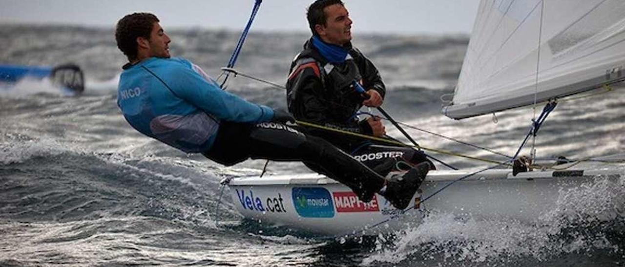 Nico Rodríguez (izqda.), junto a Jordi Xammar, durante una de las regatas en Marsella. // Alfred Farre