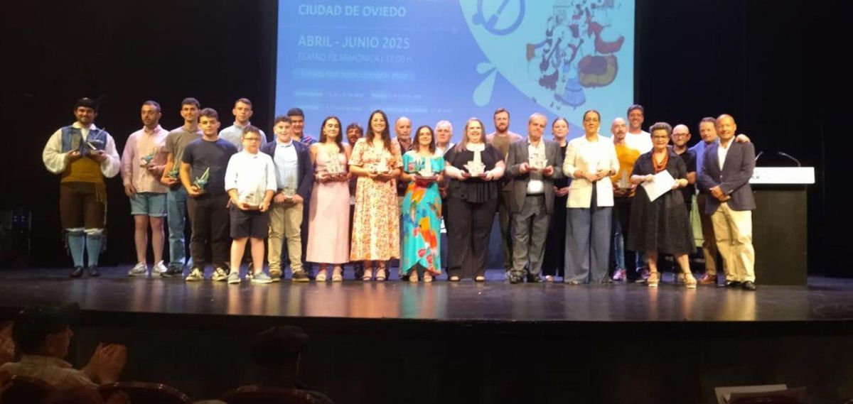 En la imagen superior, todos los clasificados en todas las categorías del certamen. Debajo, a izquierda y derecha, Celestino Rozada Tamés y Lorena Corripio, acompañados por Vicente Prado, «El Pravianu». |