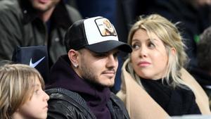 Mauro Icardi y Wanda Nara en las gradas del San Siro.