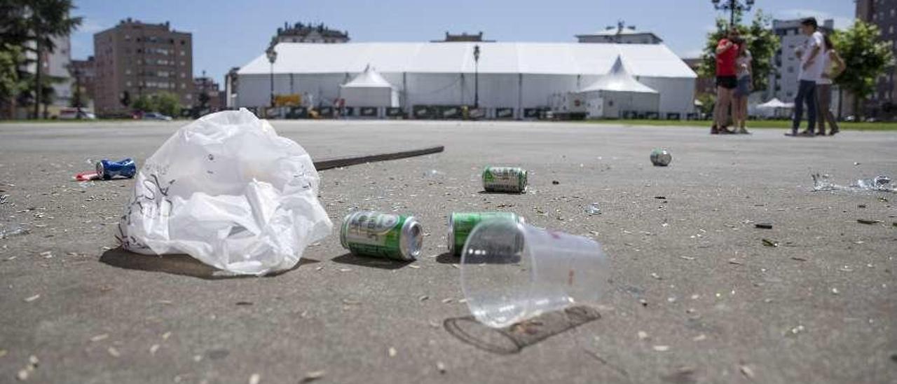 Restos de basura en la plaza del Conceyín tras la última noche del Oktoberfest.