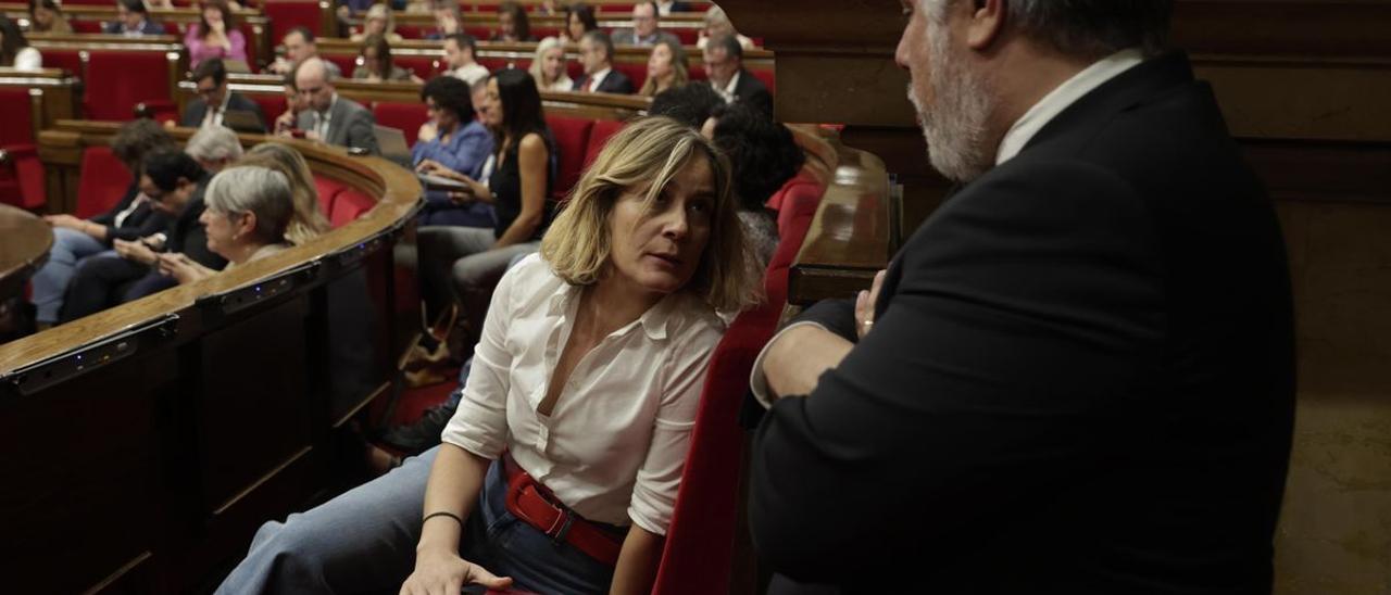 Jéssica Albiach hablando con Albert Batet, de Junts, durante el debate de política general.