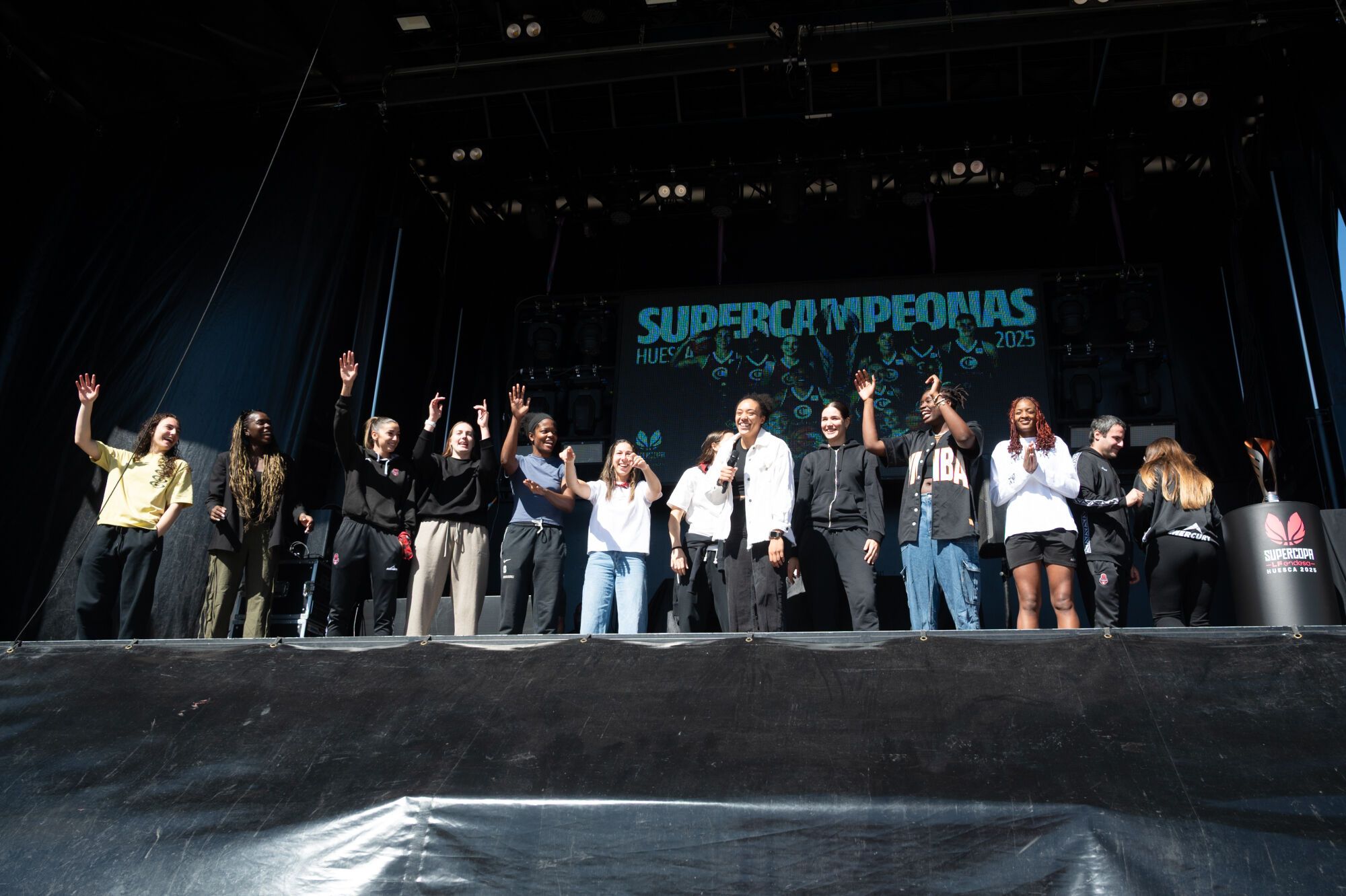 El Casademont Zaragoza celebra la Supercopa ante su afición