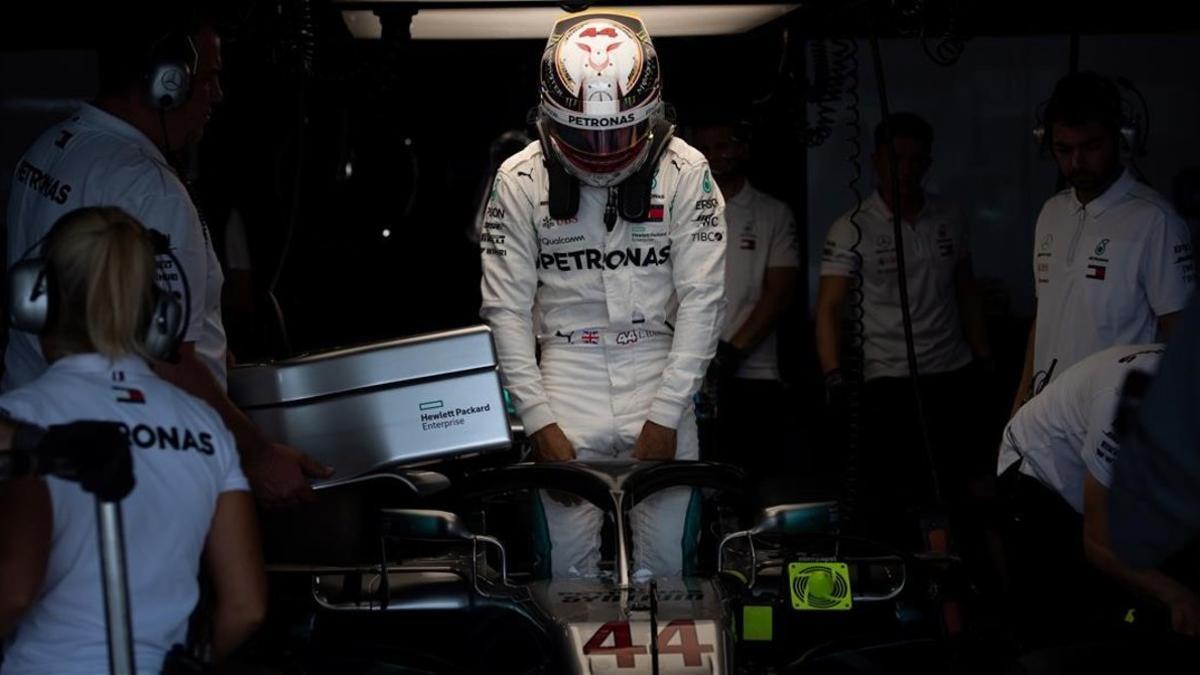 Lewis Hamilton se mete en su Mercedes, en Suzuka (Japon).