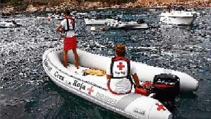 Dos socorristes fent tasques de vigilància des d&#039;una embarcació de la Creu Roja, en una imatge d&#039;arxiu.