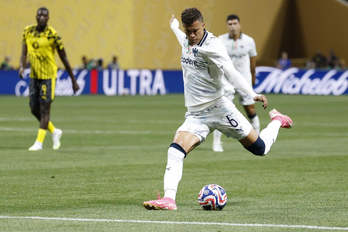 Nelson Deossa, del Monterrey, remata a puerta contra el Borussia Dortmund durante el partido de la Copa Mundial de Clubes de la FIFA 2025 entre el Borussia Dortmund y el Monterrey en Atlanta, Georgia, Estados Unidos.