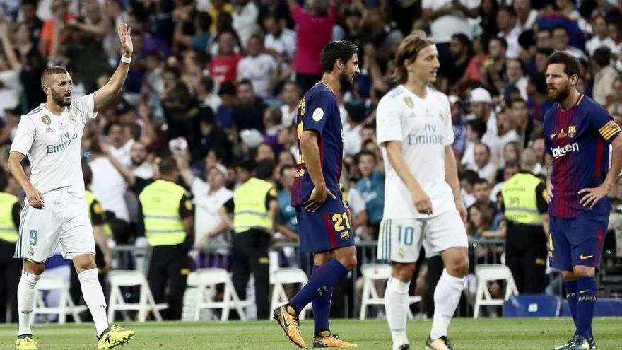 Benzema, a la izquierda, tras marcar el definitivo 2-0, celebra su gol en presencia de Messi (dcha.).