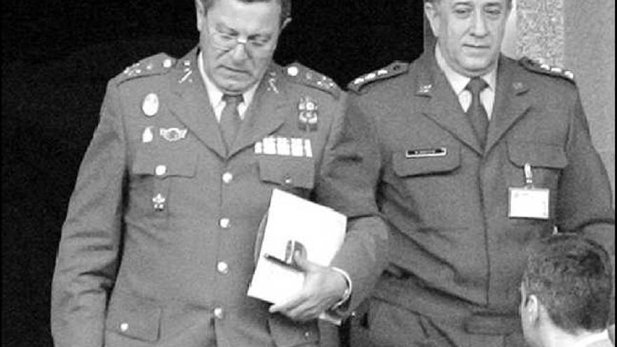 El teniente general José Mena (izquierda), destituido en 2006 por sus declaraciones sobre el Estatut. / Vicario