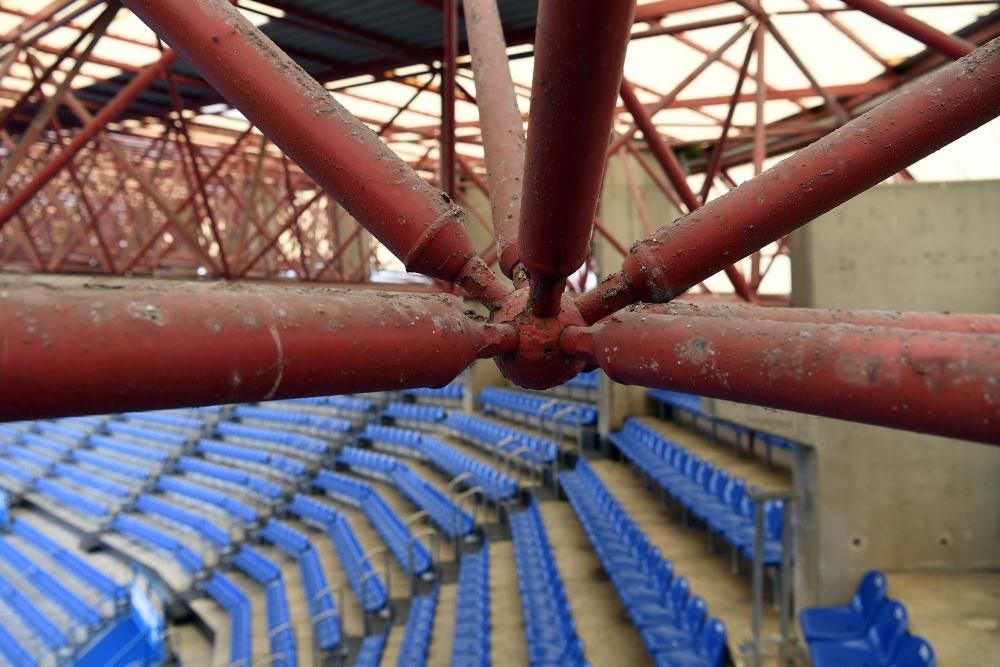 Daños en la cubierta del estadio de Riazor por el fuerte temporal de viento en A Coruña.