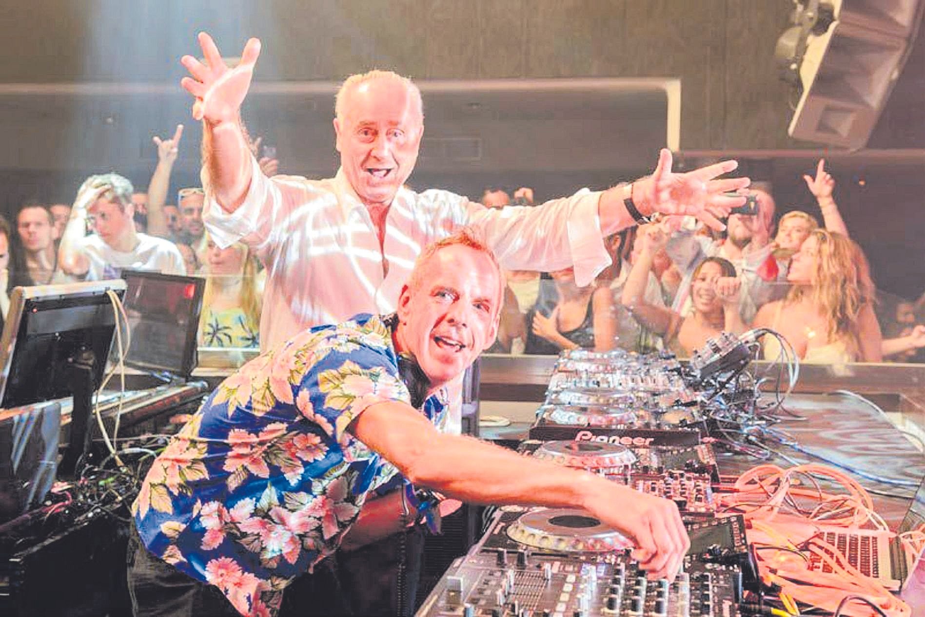Pepe Roselló, con Fatboy Slim, en la fiesta del 25º aniversario de la discoteca Space, en 2014.