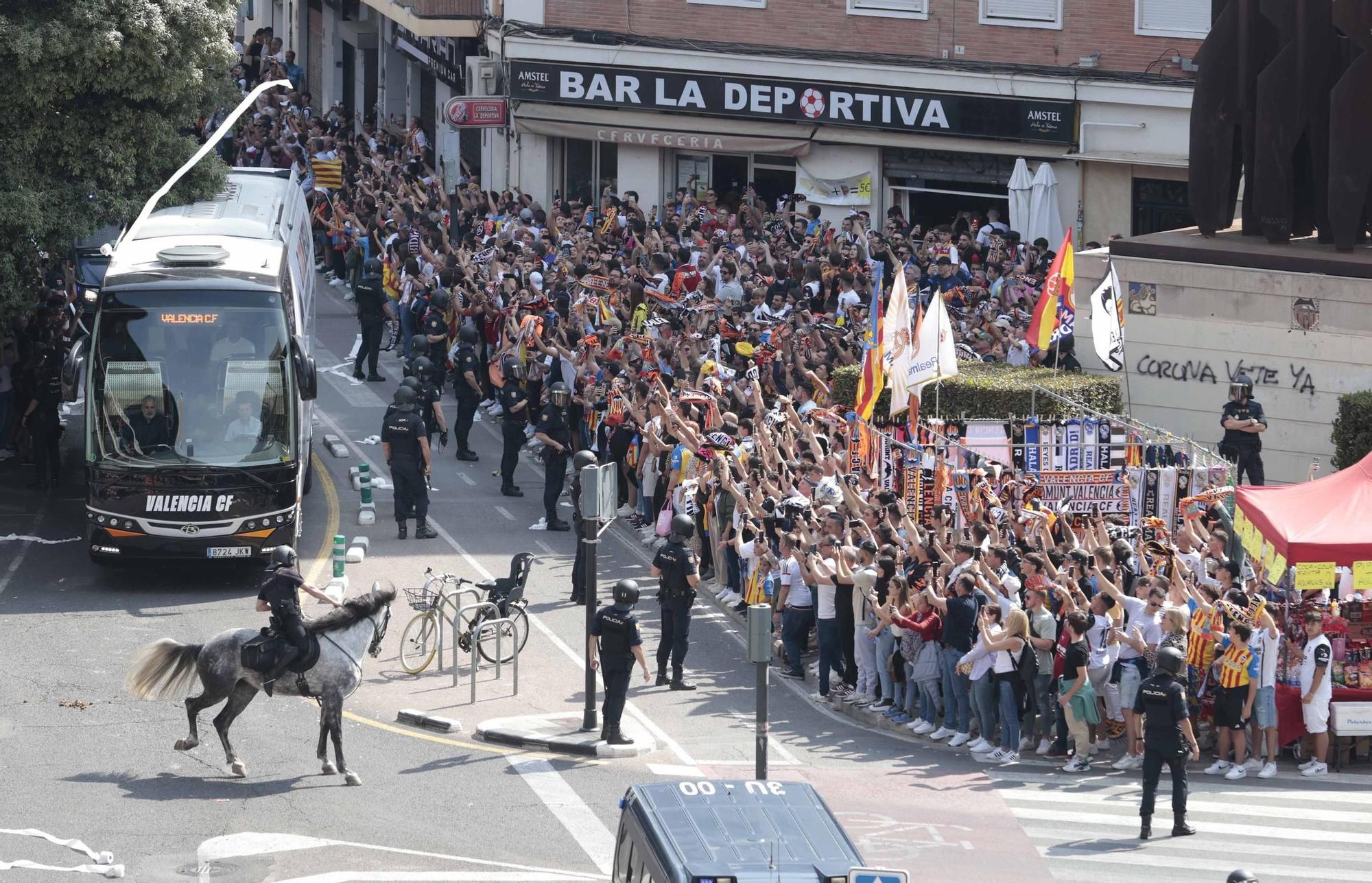 Ambientazo en la llegada de los equipos