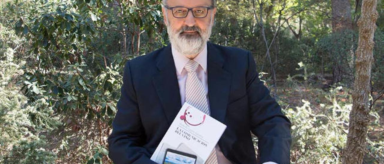 Rodolfo Castro con un ejemplar de su libro en la mano.