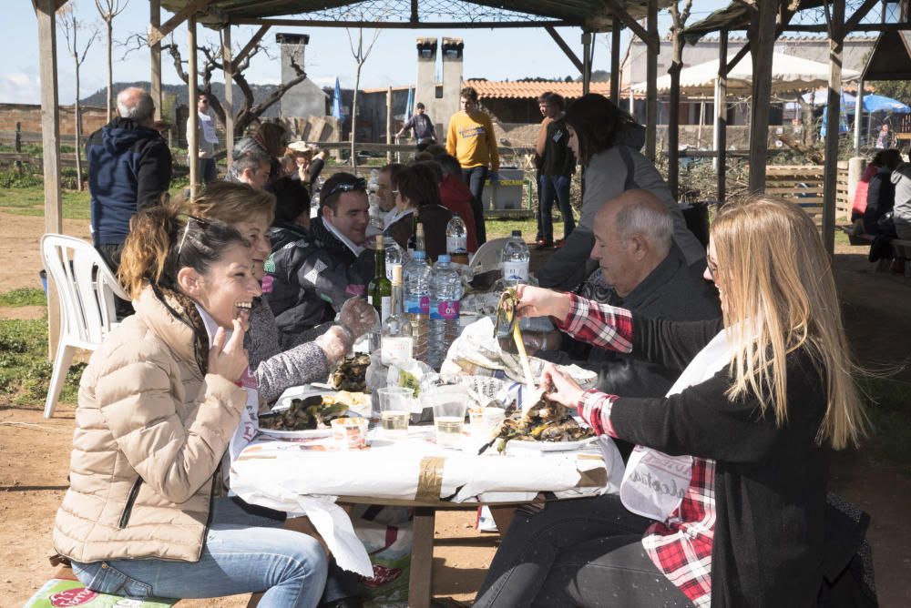 Famílies vingudes d''arreu de la Catalunya central i també de fora comparteixen àpat amb Manresa amb productes de la terra