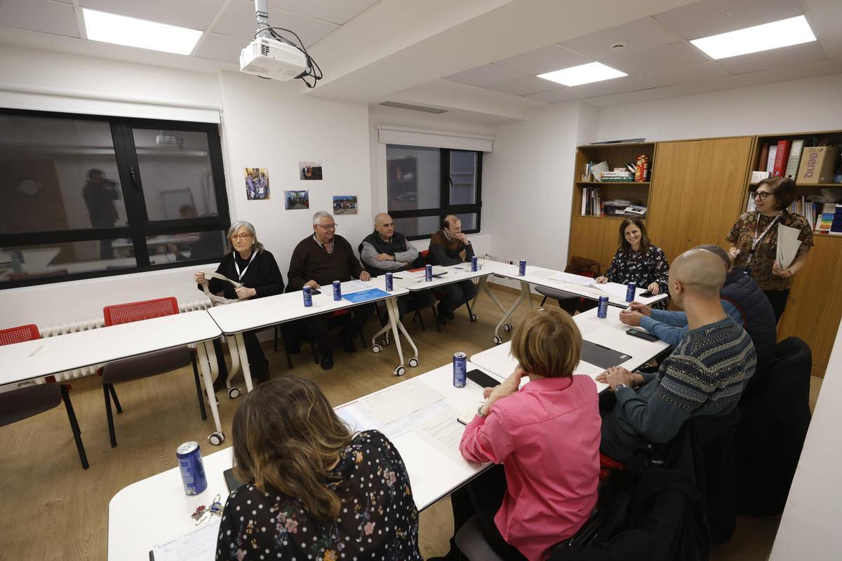 Asistentes a una reunión del comité local de Cruz Roja de Avilés a finales del año pasado.