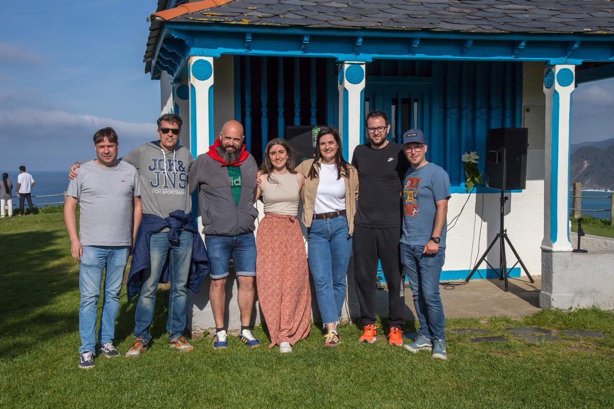 MIembros de la junta directiva y la pareja homenajeada, en la foto de familia.