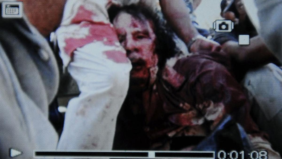 Imagen distruibida por AFP, supuestamente de Gadafi.