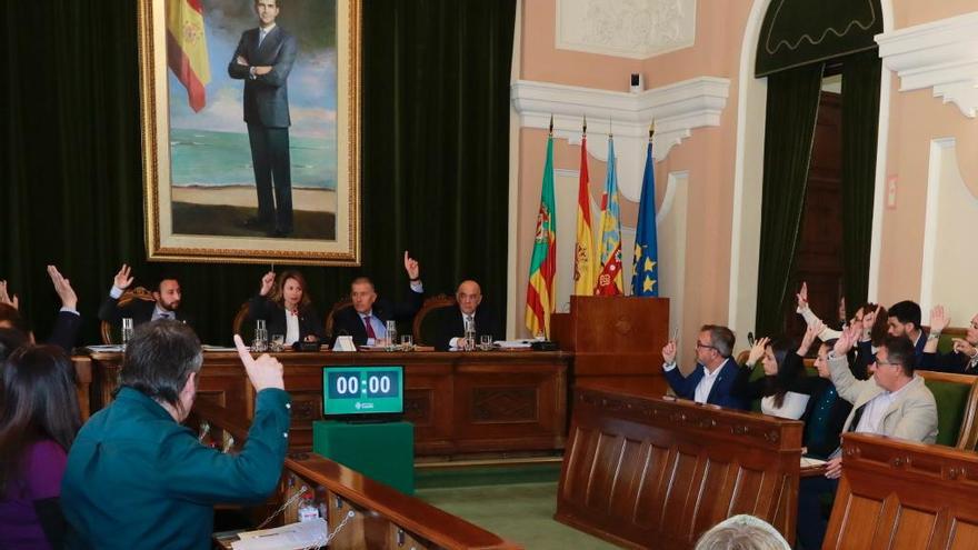 Un pleno tenso aprueba reivindicar que no se unifiquen las Urgencias en Castelló