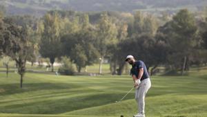 Rahm golpea una bola durante la tercera jornada del Abierto de España