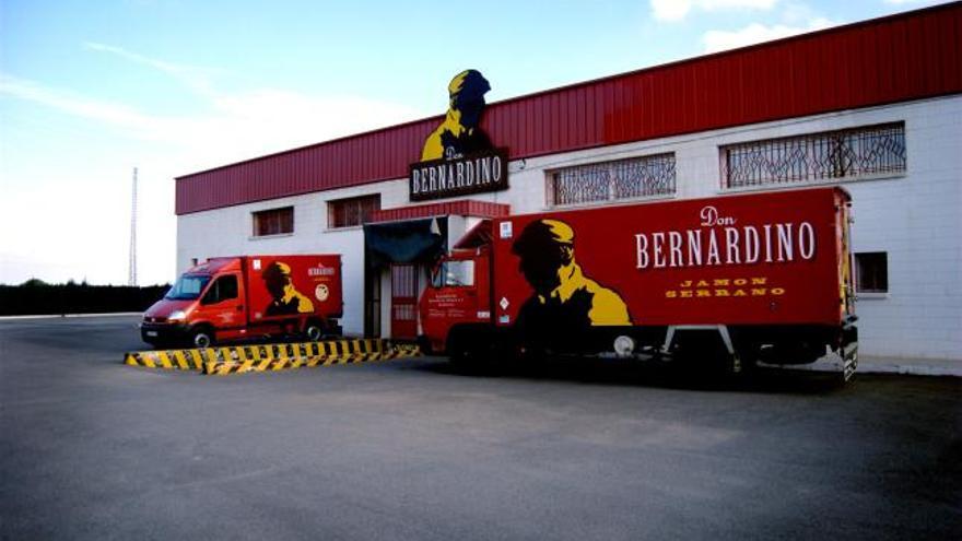Dos de los vehículo de Don Bernardino, frente a las instalaciones de la empresa
