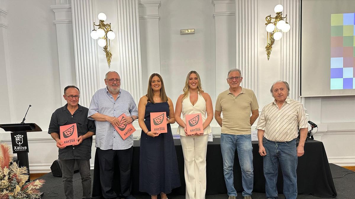 El Consejo de Redacción del libro, con la Reina de la Fira d'Agost y la concejala María Beltrán.