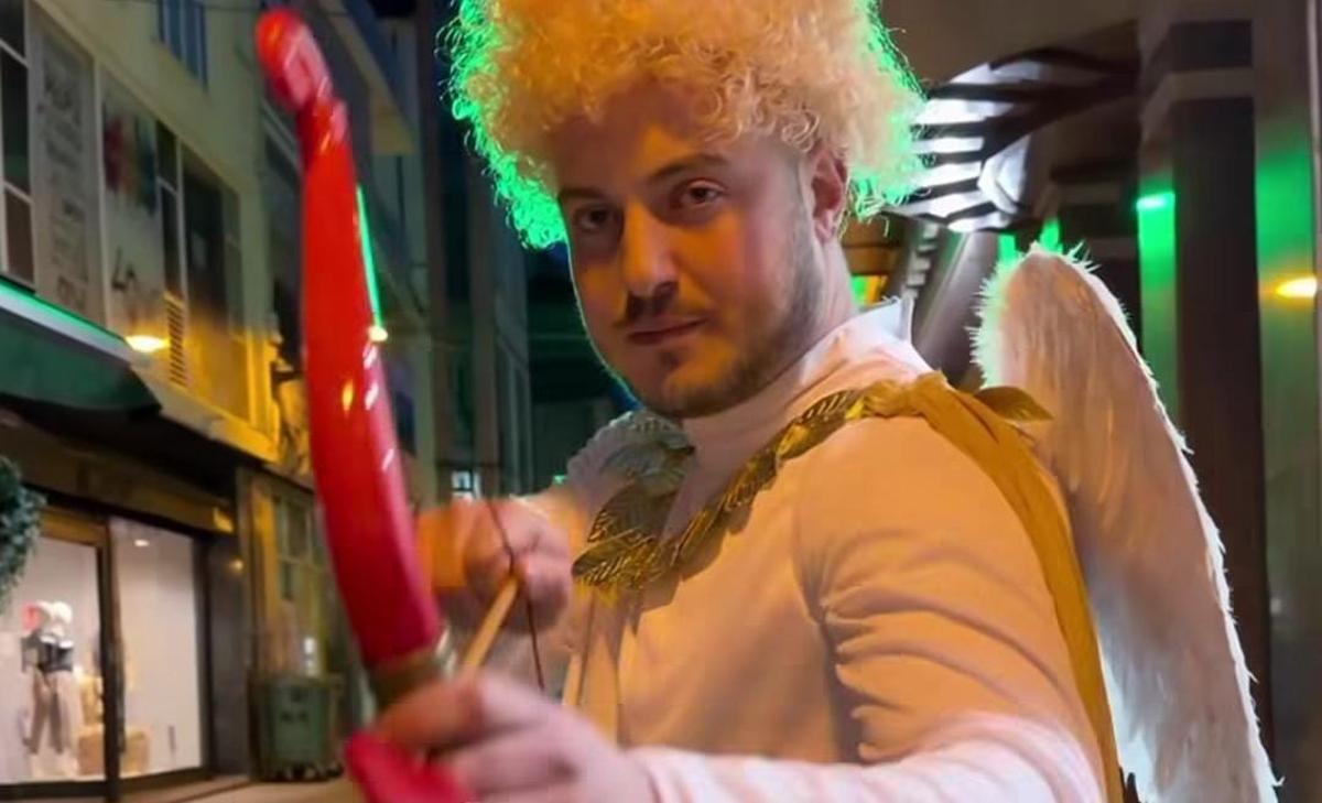 El Cupido cangués, David "Borri", lanza una flecha en plena calle comercial.