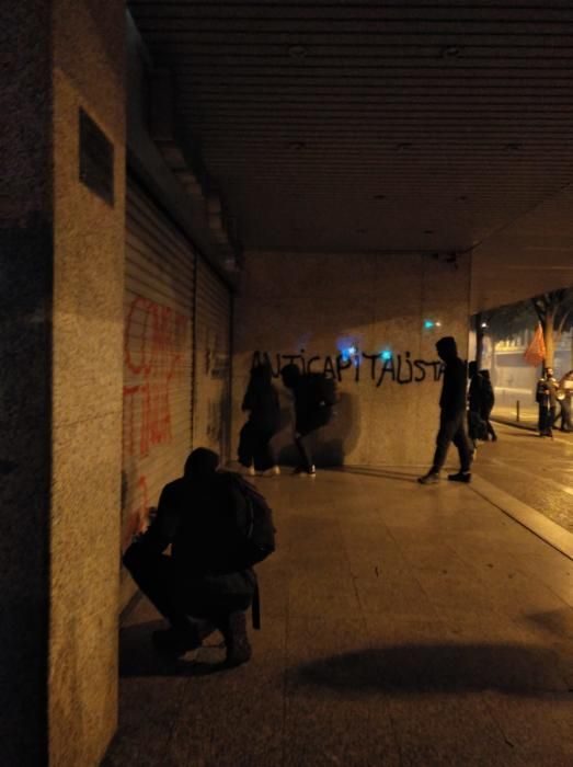 Protesta dels CDR a Girona en el marc de la vaga general