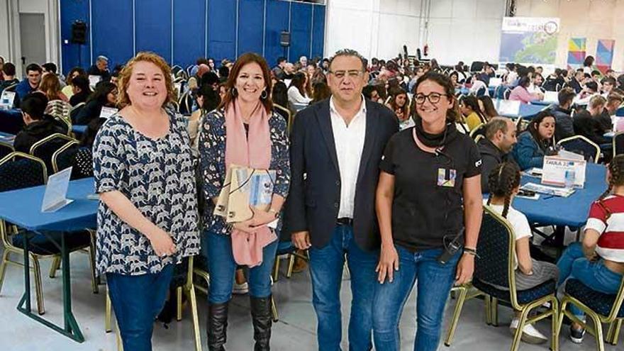 Autoridades municipales y organizadores, ayer, en el Casal.