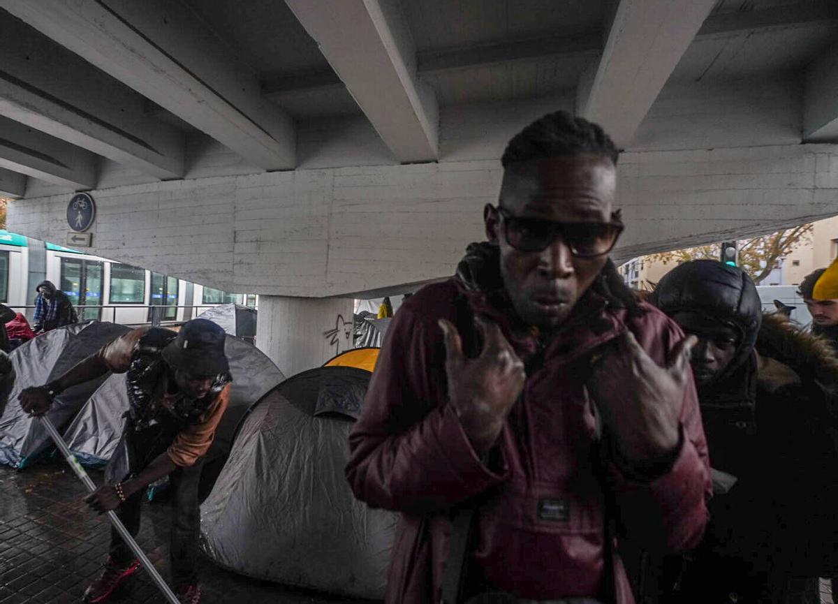 Los desalojados del B9 acampan bajo el puente de la C-31 en Badalona para protegerse de las lluvias intensas Los desalojados del B9 acampan bajo el puente de la C-31 en Badalona para protegerse de las lluvias intensas