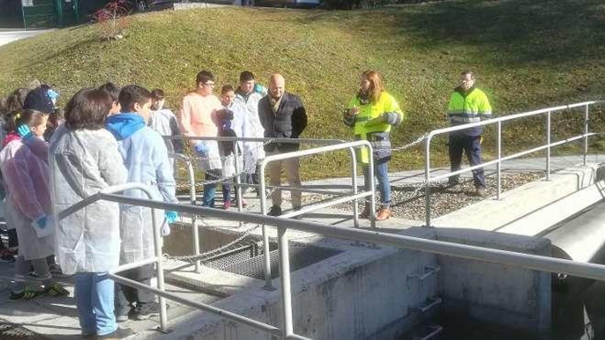 Los estudiantes allandeses visitan la depuradora de Pola