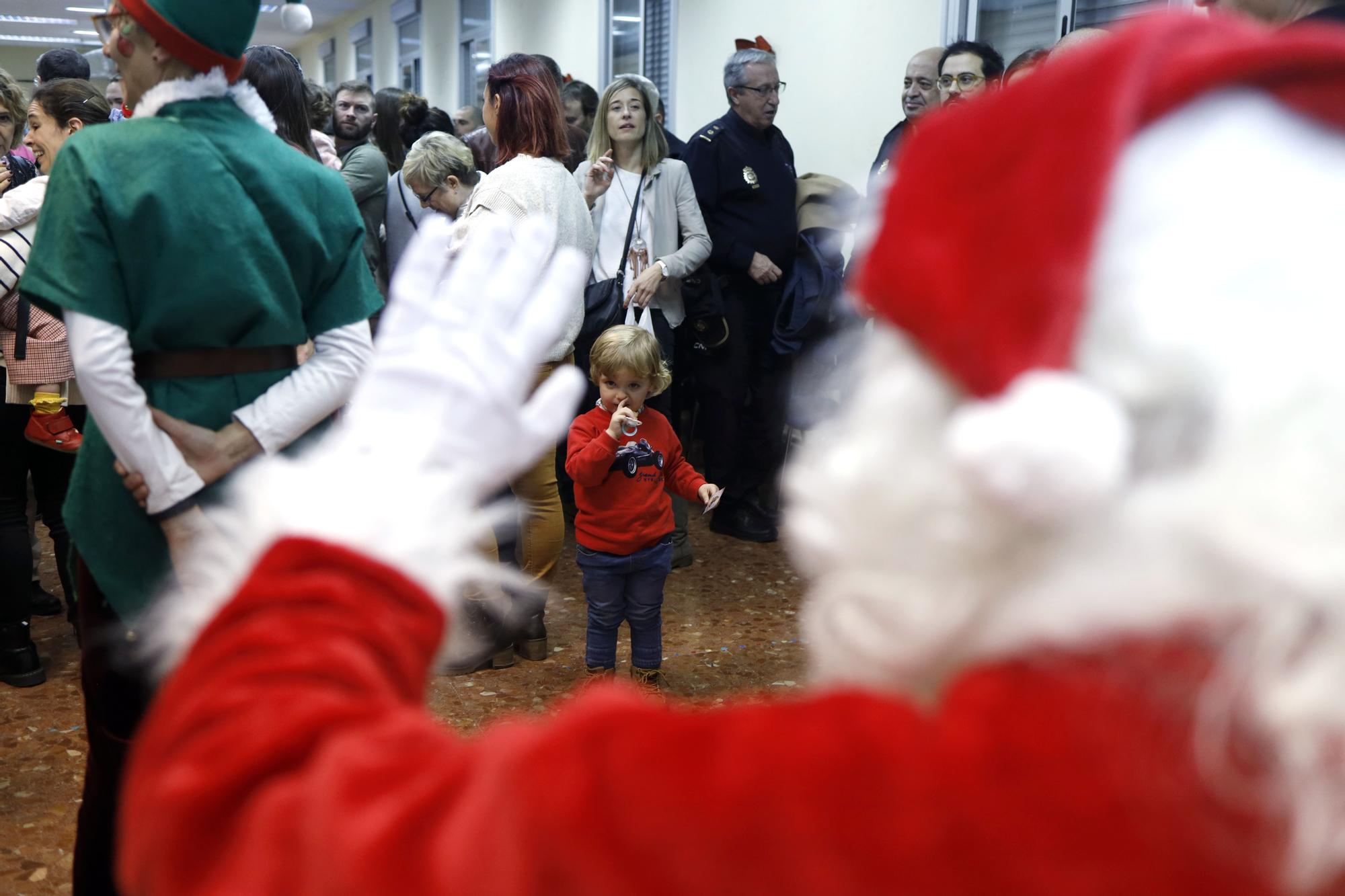 Papá Noel visita a los hijos de los agentes de Policía Nacional de Aragón