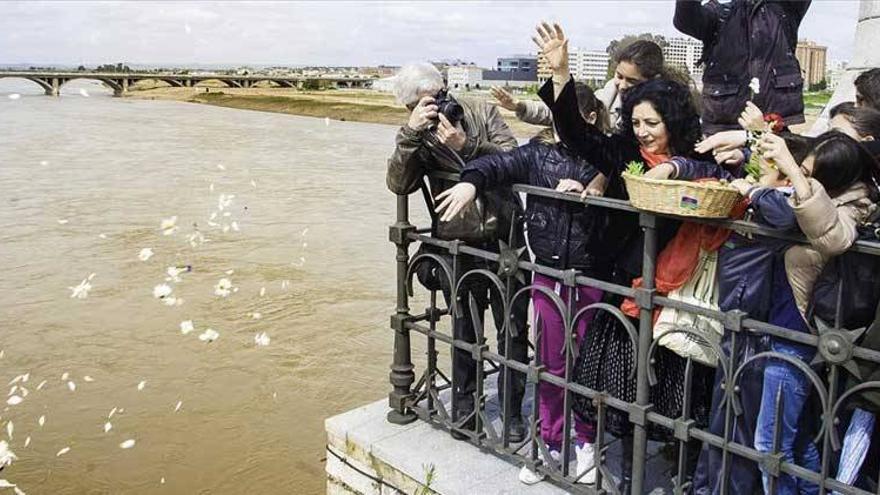 La comunidad gitana extremeña homenajea al profesor Calvo Buezas