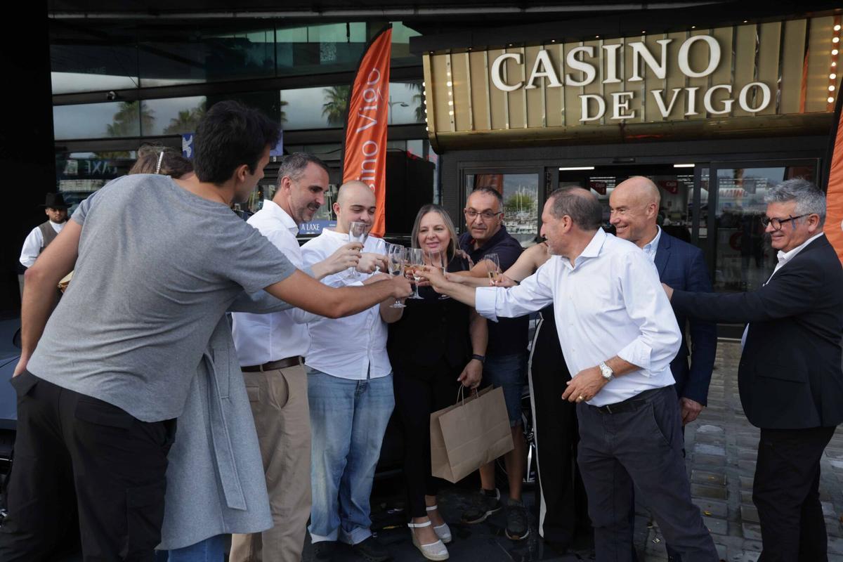 VIGO. ENTREGA DEL COCHE EN EL CASINO. CASINO