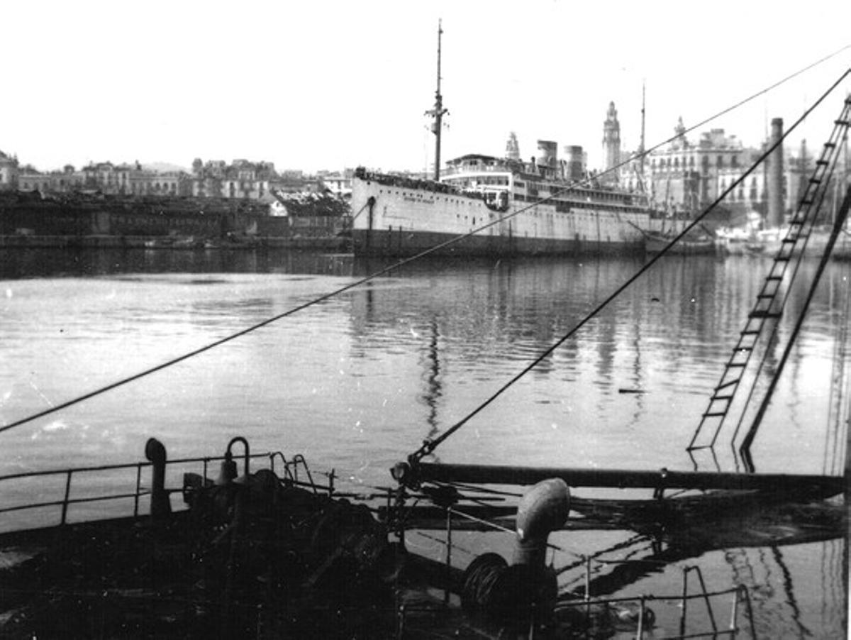 El buque de transporte Ciudad de Sevilla atracado en el Puerto de Barcelona en 1939.